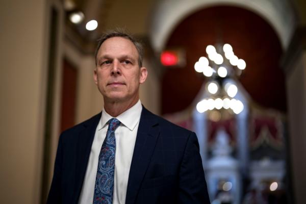 2024年1月12日:众议员斯科特·佩里(R-PA)走在华盛顿特区的美国国会大厦内。(图片来源:Kent Nishimura/Getty Images)