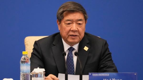 中共国务院副总理何立峰于2025年1月11日在北京出席中英金融服务高峰会。(图片来源:Aaron Favila - Pool/Getty Images)