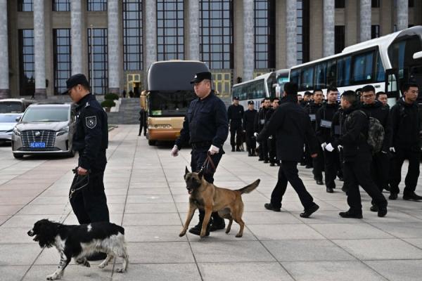 北京人民大会堂外(图片来源:PEDRO PARDO/AFP via Getty Images)