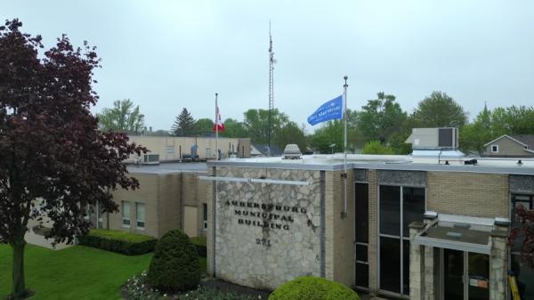 2025年5月6日,法轮大法旗帜飘扬在加拿大安省阿默斯特堡市(Amherstburg)市政厅大楼。(图片来源:NTD)