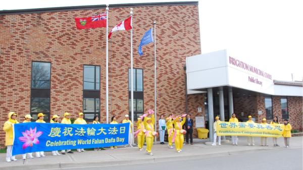 2025年5月2日,加拿大安省布灵顿(Brington)市政府前,市长布莱恩.奥斯特兰德(Brian Ostrander)和副市长兼议员怀特(Bobbi Wright)主持法轮大法旗升旗仪式,庆祝世界法轮大法日33周年。(图片来源:EpochTimes)