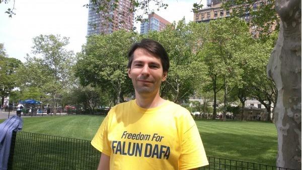 彼得‧冉斯曼2016年5月14日来到纽约炮台公园,向世人讲述法轮大法的美好。(图片来源:大纪元)