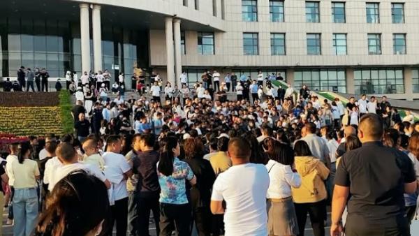 5月11日,河北邢台南宫市政府决定关停丰翼小学,引发上千名家长抗议。(图片来源:视频截图)