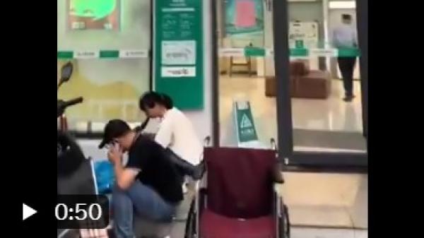 湖南株洲一病重老人被抬到银行取钱,不幸死在银行。(图片来源:视频截图)