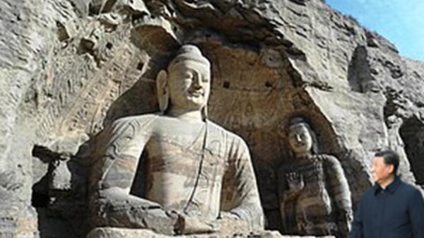 2020年，习近平在云冈石窟求佛（图片来源：网络截图）