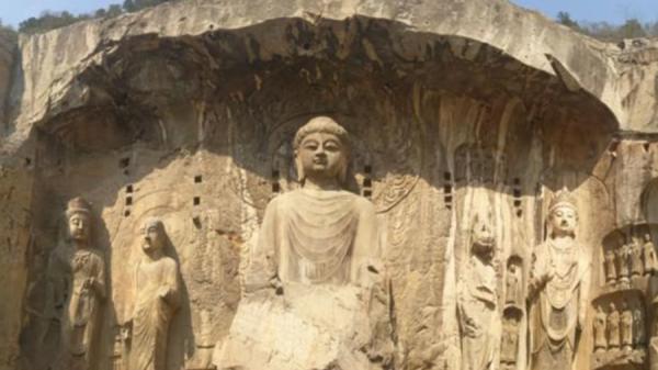 2025年5月19日，习近平在龙门石窟默拜卢舍那佛（图片来源：网络截图）