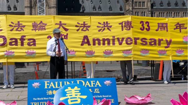 2025年5月28日,加拿大东部城市数百位法轮功人士在首都渥太华国会山举办法轮大法日33周年庆祝活动。图为自由党议员凯文·拉莫勒克斯(Kevin Lamoureux)在活动中发言,赞扬法轮功人士在全球提升“精神健康”与揭露迫害的努力。(看中国特约摄影Evan摄