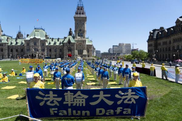 法轮功人士组成的天国乐团在国会山演奏。(看中国特约摄影Evan摄)