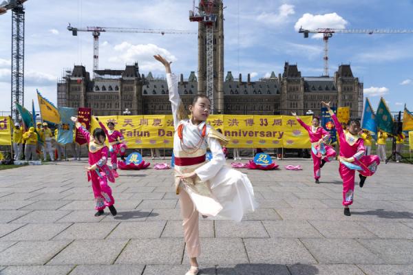 中国舞表演 (看中国特约摄影Evan摄)