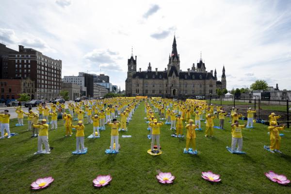 数百位法轮功人士在渥太华国会山功法展示 (看中国特约摄影Evan摄)