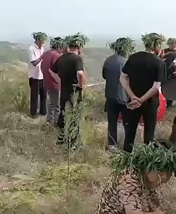 陕甘地区大旱后,有农民祭天求雨。(视频截图)