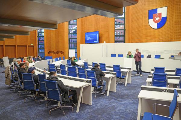 图为2月份德国的叙利亚难民状况信息发布会。(GREGOR FISCHER/AFP via Getty Images)