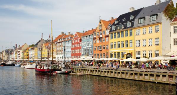 哥本哈根新港运河沿岸的多彩门面和旧船(Michael Apel/Wikipedia/ CC BY-SA 3.0)