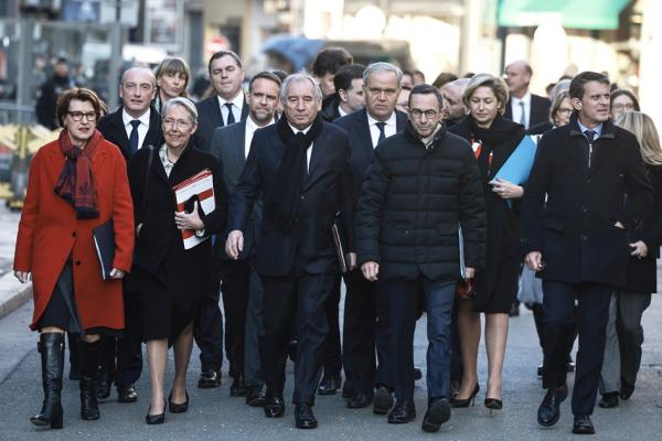 法国总理贝鲁(前排左三)与其政府成员于1月3日抵达爱丽舍宫出席首次内阁会议。(CHRISTOPHE PETIT TESSON/POOL/AFP via Getty Images)