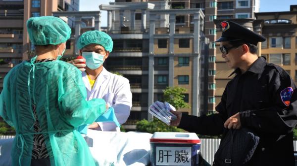 2014年7月20日,法轮功团体在台北举行的抗议活动中模拟了中共活摘人体器官出售的场面。(Getty Images)