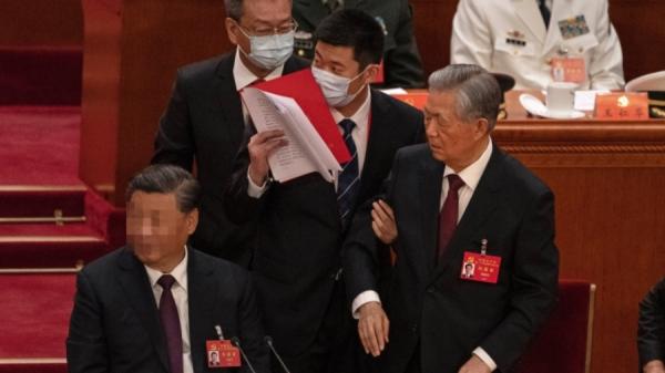 2022年10月22日,在人民大会堂举行的中国共产党第二全国代表十次大会闭幕式上,前国家主席胡锦涛(中)被架离会场。(16:9)