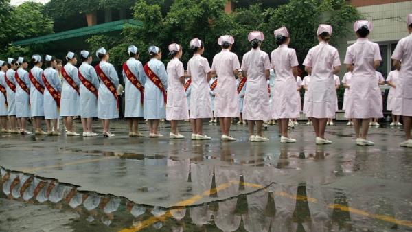 2005年5月25日，中国四川成都的护士参加当地一家医院的落成典礼。(Photo by China PhotosGetty Images)