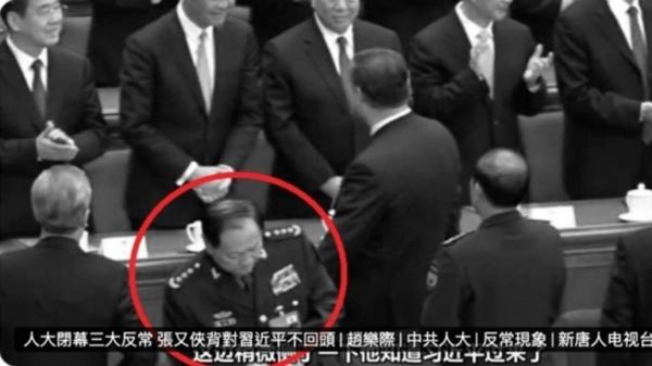 2025年今年3月的中共全国人大闭幕式上,张又侠背对习近平不回头(视频截图)