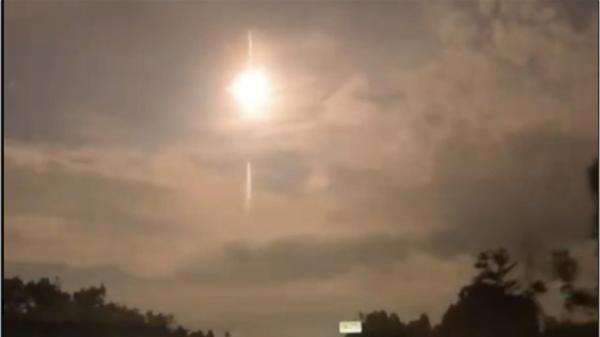 5月31日2时51分，北京民众被“巨响惊醒”，漆黑夜空被陨石（火流星）“点亮”，天上掉石头要死大人物（参见前文）（图片来源：网络截图）