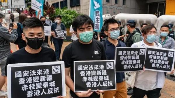 习近平在香港强令颁布国安法，暴力治港。（图片来源：网络截图）