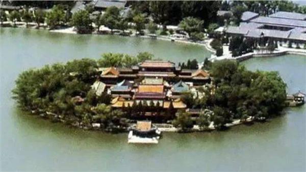 中南海瀛台 “ 以;囚禁事件;铭刻近代政治转折 ”。(图片来源:网络截图)