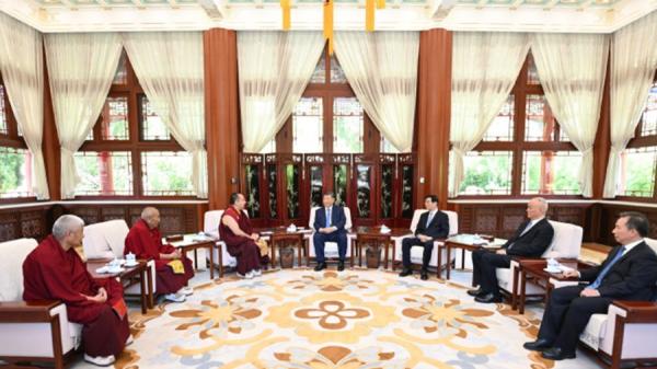 6月6日,十一世班禅 “ 被 ” 拜见习近平。(图片来源:网络截图)