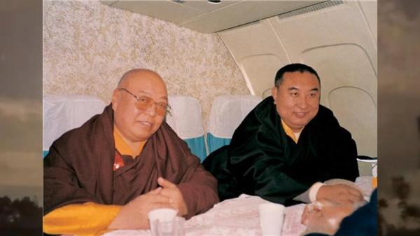 被政治的十世班禅与六世贡唐仓活佛。(图片来源:网络截图)