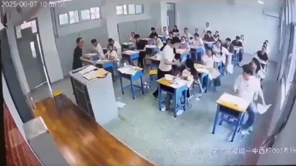 山东济宁邹城高考现场一名男生撕考卷后,又去撕其他人考卷。(图片来源:视频截图)