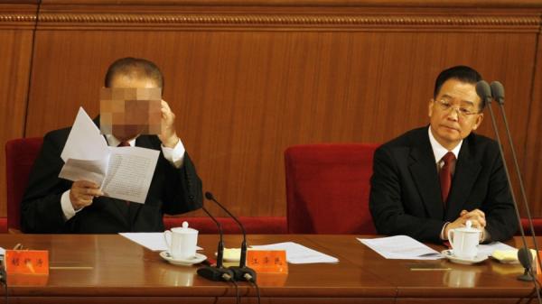 2007年8月1日,江泽民与国务院总理温家宝出席解放军建军 80 周年大会。(图片来源:PETER PARKS/AFP via Getty Images)