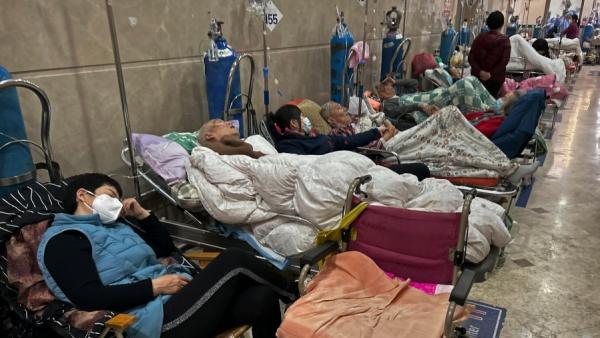 2023年1月12日,上海一家医院急诊室的走廊里躺在病床上的COVID-19患者。(图片来源:Getty Images)