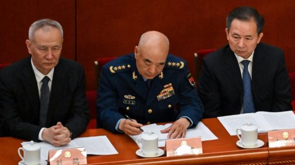2023年3月4日,中国国务院副总理刘鹤(左)、中央军委副主席许其亮(中)、中共中央政治局委员李干杰(右)在北京人民大会堂出席中国人民政治协商会议开幕式。(图片来源:NOEL CELIS/AFP via Getty Images)
