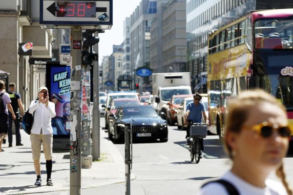 7月2日,柏林街头显示38摄氏度的高温。(ODD ANDERSEN/AFP via Getty Images)