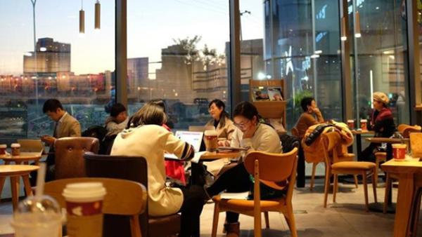 在星巴克假装上班的人