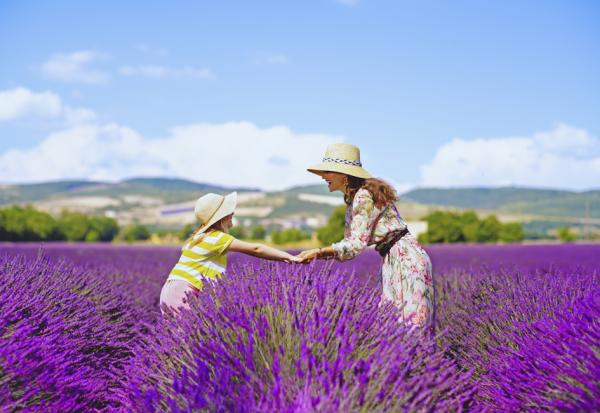 夏日，在法国普罗旺斯度假的母女。（123RF）