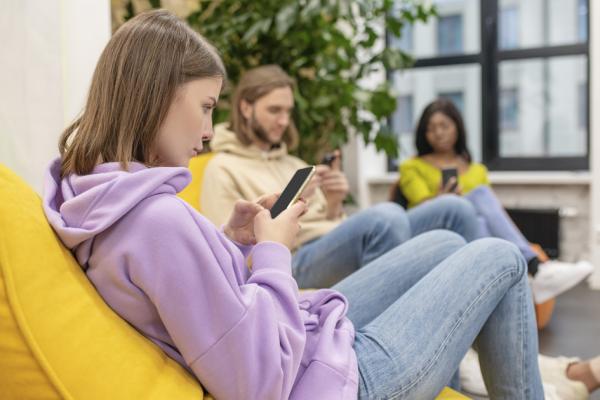 正在玩手机的青少年(123RF)