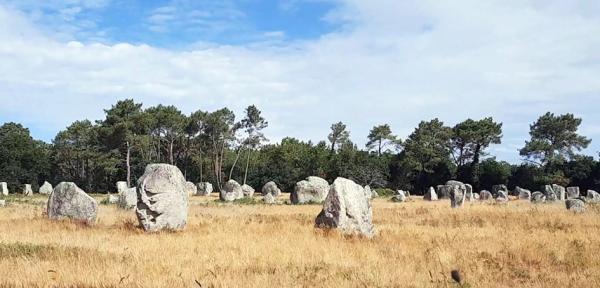 卡尔纳克市的史前巨石阵(摄影:周晓天/看中国)