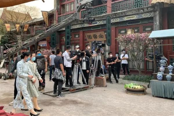 2020年横店影视城剧组在拍摄电影。