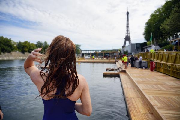 7月5日,一名女子站在巴黎埃菲尔铁塔附近的格勒纳勒支流(Bras de Grenelle)的游泳区。(Remon Haazen/Getty Images)