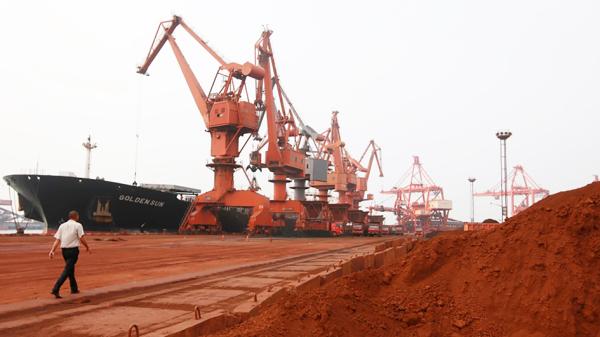 中国用于出口的稀土在港口装船。（STR/AFP via Getty Images）