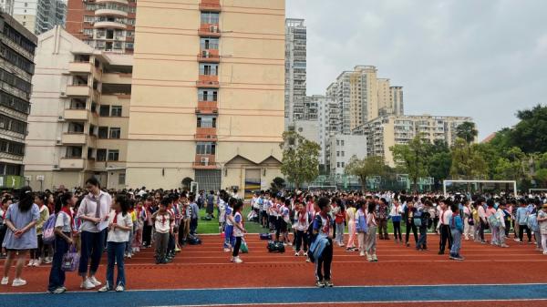 学生们在操场上集合。（图片来源：Getty Images）