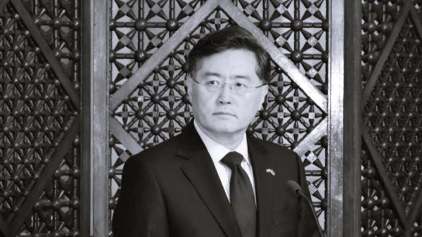 最新爆料指,秦刚熬不过 “ 三大件 ” 酷刑,意外被整死了。(图片来源:AFP via Getty Images)