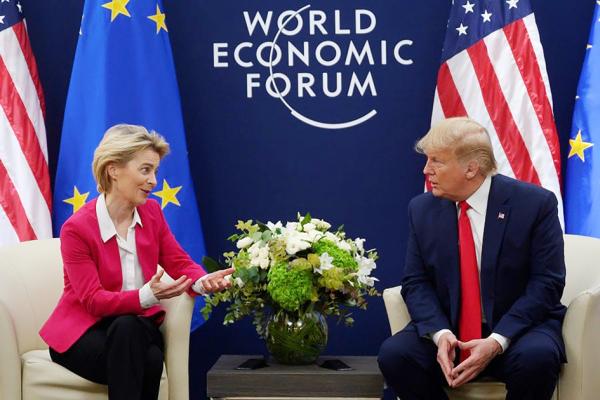 美国总统川普在达沃斯世界经济论坛会晤前与欧委会主席冯德莱恩交谈。(JIM WATSON/AFP via Getty Images)