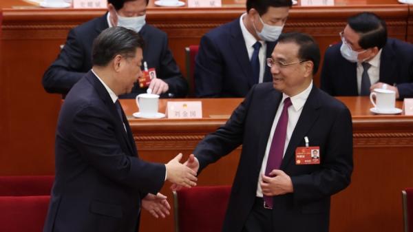 2023年3月11日,中共党魁习近平(左)在中国北京举行的全国人民代表大会第四次全体会议开幕式上与中共前总理李克强(右)握手。(图片来源:Lintao Zhang/Getty Images)