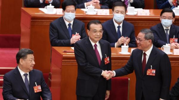 中共前总理(左二)李克强于 2023 年 3 月 11 日在中国北京举行的全国人民代表大会第四次全体会议开幕期间与中共国务院总理李强(右)握手。(图片来源:Lintao Zhang/Getty Images)