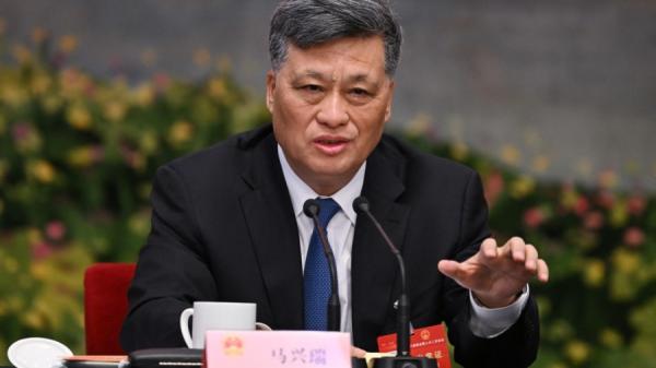 2024年3月7日,新疆自治区委书记马兴瑞在北京人民大会堂第十四届全国人民代表大会新疆代表团会议上致词。(图片来源:GREG BAKER/AFP via Getty Images)