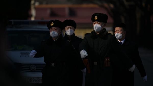 2024年3月3日,在被称为“两会”的中共年度立法会议之前,中共士兵在人民大会堂附近巡逻。(图片来源:Getty Images)