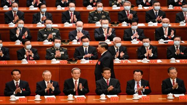 2022年10月16日，中共党魁习近平（中）在北京人民大会堂举行的中国共产党第二十次代表大会开幕式上走在代表中间。（图片来源：NOEL CELIS/AFP via Getty Images)