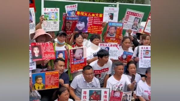 失踪儿童的父母在苦苦找寻孩子。(图片来源:视频截图)