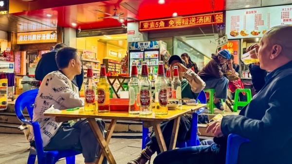 2024年10月24日晚,重庆酒店摆在户外的街头餐桌。 (图片来源:Getty Images)