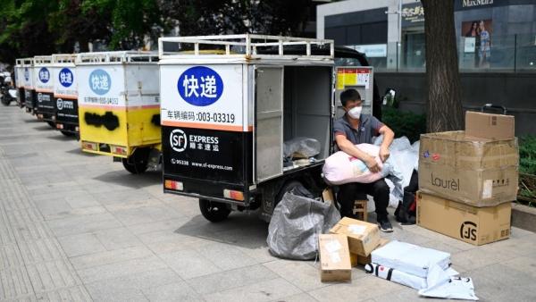 2022年6月15日,北京的一名快递員正在检查包裹。(图片来源:Getty Images)